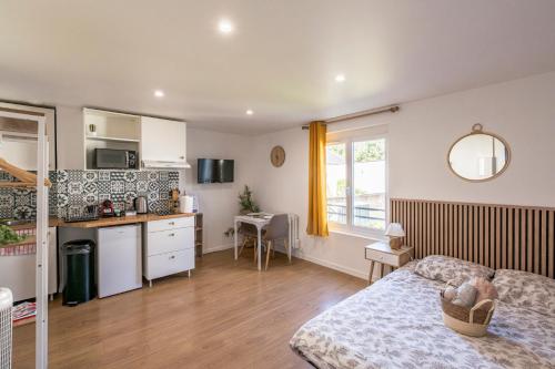 une petite chambre avec un lit et une cuisine dans l'établissement Plancy Beds Châlons, à Châlons-en-Champagne