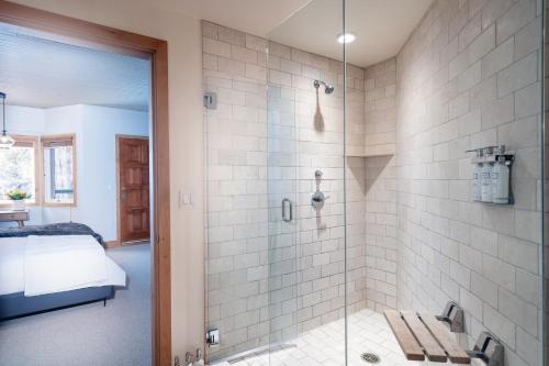 Bilik mandi di Ice House 305 by Exceptional Stays