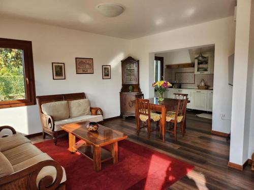 a living room with a couch and a table at Casa Carolina in Passarella