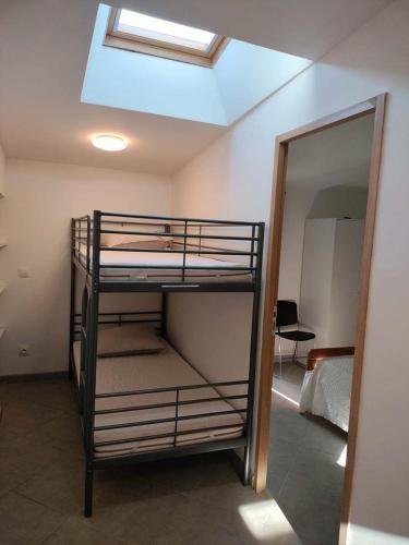 une chambre avec deux lits superposés et un miroir dans l'établissement GitesLuberon 4, à Charleval