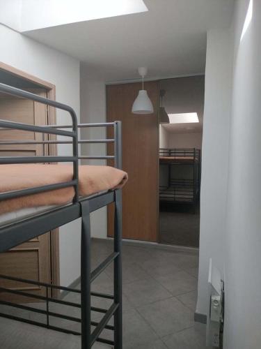 Cette chambre comprend 2 lits superposés et un couloir. dans l'établissement GitesLuberon 4, à Charleval