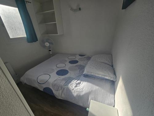 une petite chambre avec un lit dans une pièce dans l'établissement Le Cocon de Julie, au Barcarès