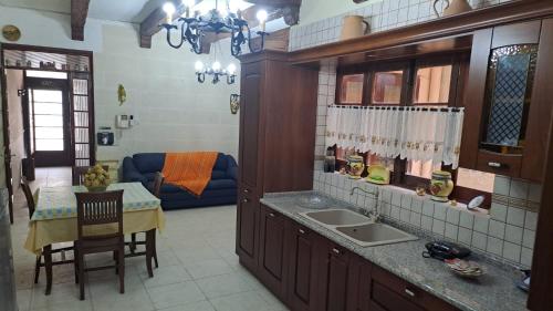 Η κουζίνα ή μικρή κουζίνα στο 139 Taormina Apartment