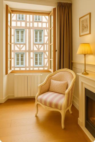 un salon avec une chaise et une fenêtre dans l'établissement Hyper Centre, Saint-Maclou Ménage et linge inclus, à Rouen