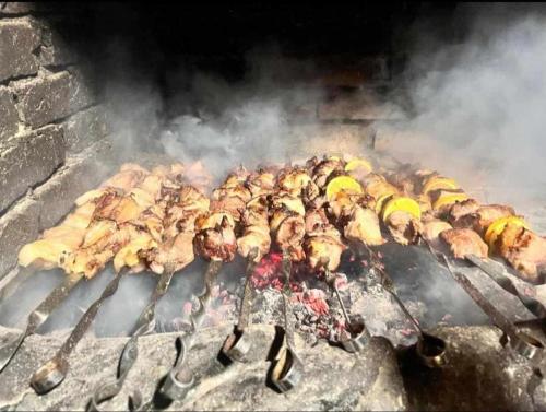 eine große Gruppe Hühner, die auf einem Grill kochen in der Unterkunft Lalitas sweet home in Kutaissi