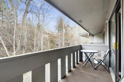 Balkón nebo terasa v ubytování Downtown Creekside Getaway