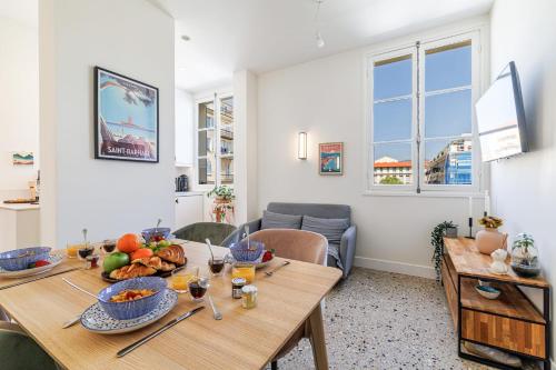 un salon avec une table avec de la nourriture dessus dans l'établissement DOUANE - 2 bedroom in Front of the Port, à Nice