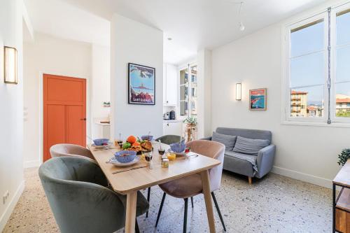 un salon avec une table et des chaises dans l'établissement DOUANE - 2 bedroom in Front of the Port, à Nice