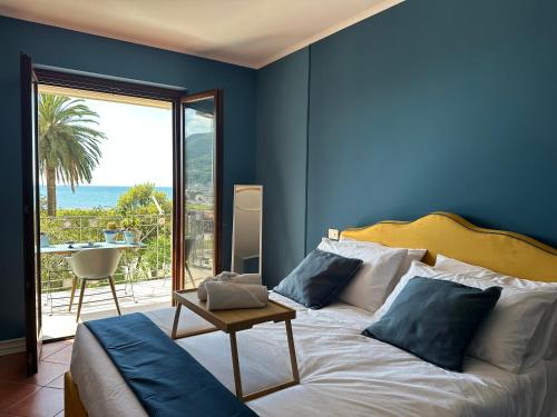 ein Schlafzimmer mit einem Bett mit einer blauen Wand in der Unterkunft Nottedimare in Castellammare di Stabia