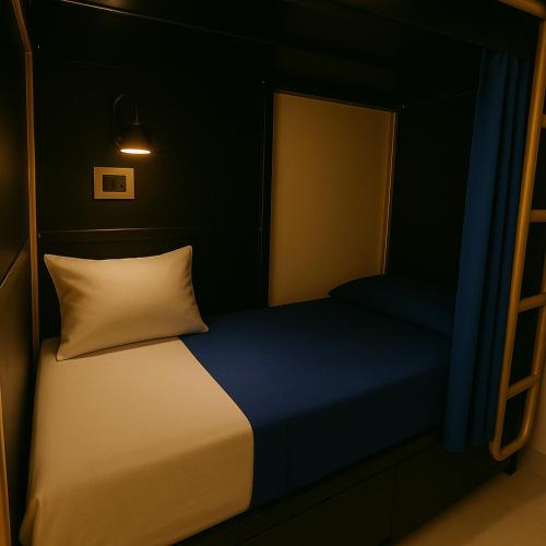 Кровать или кровати в номере HosteLife Brookfield By De Royale Hotels