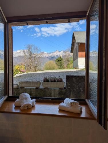 deux serviettes posées sur un rebord de fenêtre avec vue dans l'établissement Le gîte de Saury, à Lathuile