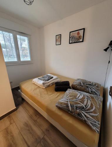 une chambre avec un grand lit dans une pièce dans l'établissement Appartement 37m2, parking, wifi, clim, centre-ville port, à La Grande Motte
