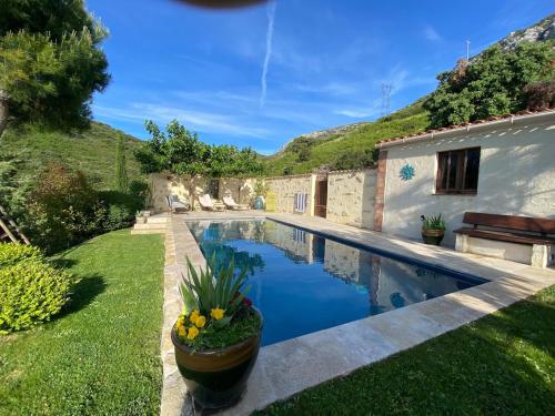 - une piscine dans l'arrière-cour d'une maison dans l'établissement The Bastide des Collines, à Aubagne