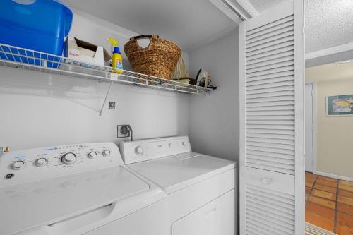 una lavanderia bianca con lavatrice e asciugatrice di Beachfront Aldea 6 a Clearwater Beach