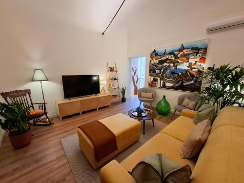Una sala de estar con un sofá y un televisor de pantalla plana. en MAGGESE Dimora di Charme, en Palermo