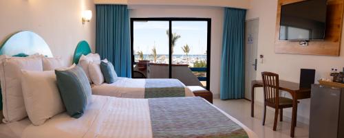 Una cama o camas en una habitación de The Westmarine Waterfront Hotel