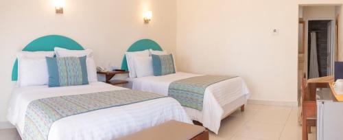 Una cama o camas en una habitación de The Westmarine Waterfront Hotel