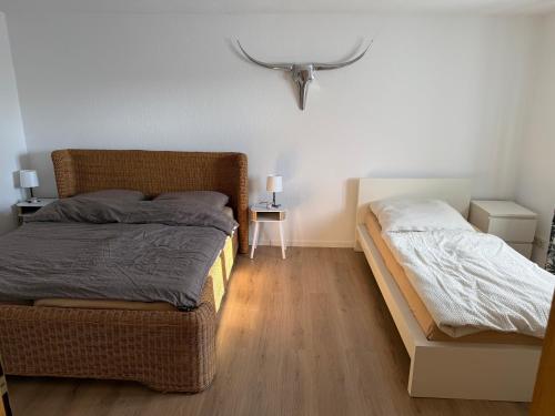 a bedroom with a bed and a table with a lamp at kleines Landhaus am Park in Klein Uhyst