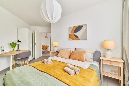 a bedroom with a bed with two towels on it at Olivia -Einzigartiges Wohnerlebnis in Kaiserslauterns Herz in Kaiserslautern