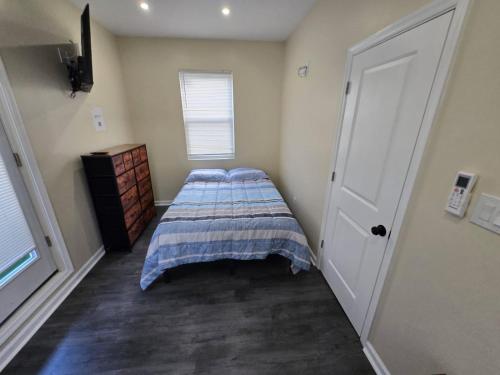 a small bedroom with a bed and a window at G O G Building in Darby