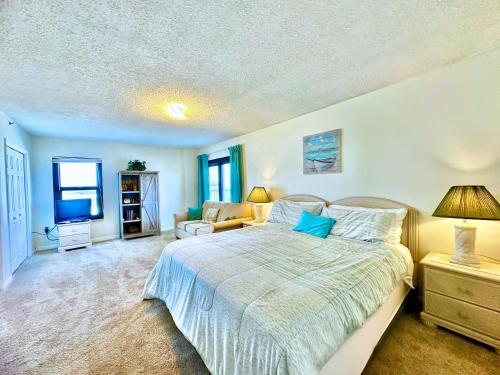 Ένα ή περισσότερα κρεβάτια σε δωμάτιο στο Ocean Breeze 204E