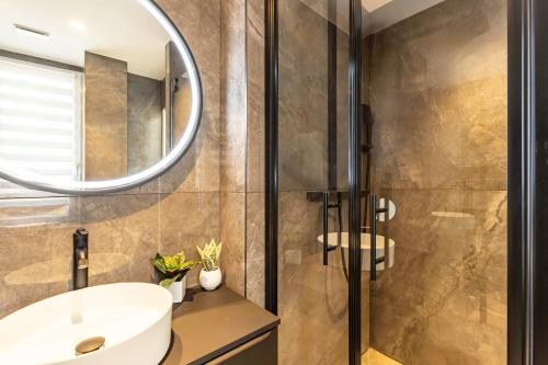 une salle de bain avec un lavabo et un miroir dans l'établissement Elégant et moderne T4 à 100M de La Croisette, à Cannes