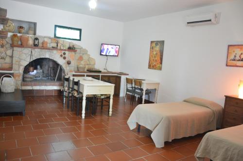 ガリポリにあるVilla FIOR DI LOTO Baia Verde Gallipoliのリビングルーム(暖炉、テーブル、椅子付)