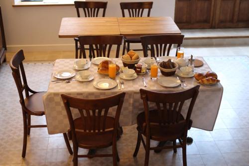 een eettafel met eten erop bij Orangerie Saint Martin in Mary-sur-Marne
