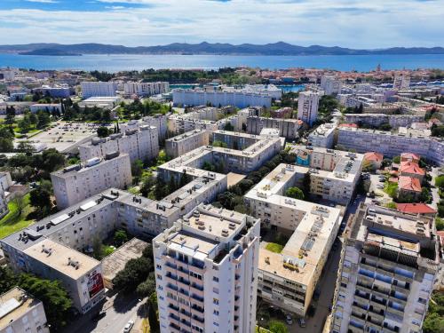 S&S Luxury Apartment with balcony, 10 Minutes walk to Old Town, free parking