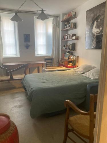 - une chambre avec un grand lit vert dans l'établissement Suite Panthéon-Hôtel Particulier Historique du 17e, à Paris