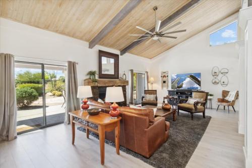 un salon avec un ventilateur de plafond et un canapé dans l'établissement Club Ironwood Resort Access Desert Garden & Golf, à Carefree