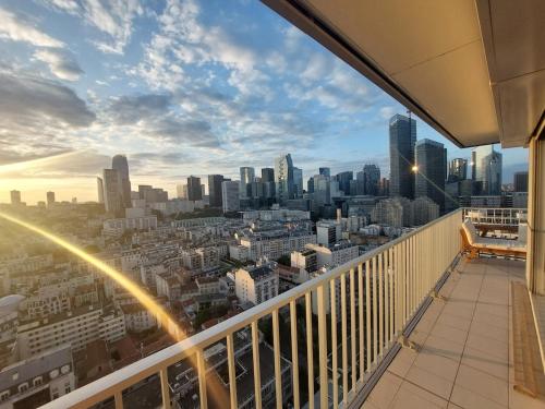 Paris La Défense, balcon et vue d'exception 24e etage
