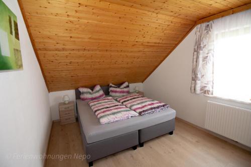 Ένα ή περισσότερα κρεβάτια σε δωμάτιο στο Landhaus Nepo - Appartement 4