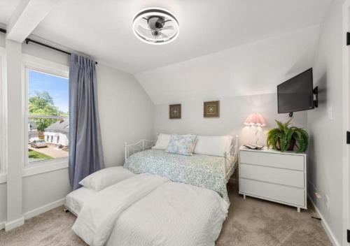 ein Schlafzimmer mit zwei Betten und einem Fenster in der Unterkunft Renovated and Professionally Designed 3Bed Home in Euclid