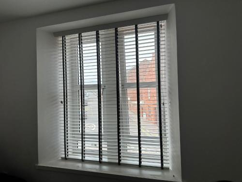 a window with white blinds in a room at Central 3-Bed Seaside Apartment - Sleeps 5 in Arbroath