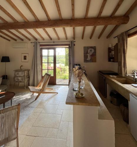 une cuisine avec une table et un salon dans l'établissement Domaine des Grillons, à Réauville