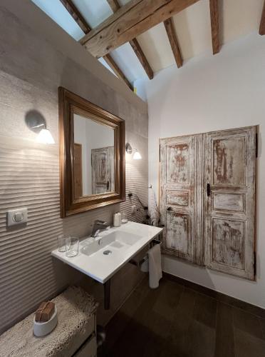 une salle de bain avec un lavabo et un miroir dans l'établissement Domaine des Grillons, à Réauville