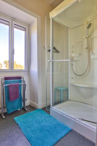 Bilik mandi di Domaine d'AROMM - Chambres d'hotes & gites - Piscine, Etangs & Animaux - Au calme