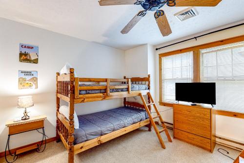 1 Schlafzimmer mit 2 Etagenbetten und einem Flachbild-TV in der Unterkunft Northridge 393 in Tannersville
