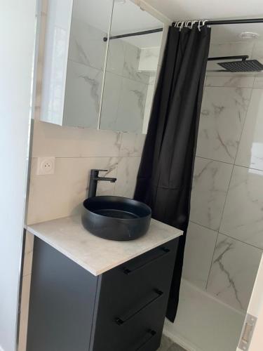 une salle de bain avec un lavabo et une douche dans l'établissement Sottu à a Citadella, à Corte