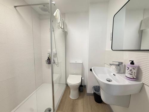 Foto Modern 2-Bed Apartment, Sleeps 5, Free Parking, Netflix, New built 3