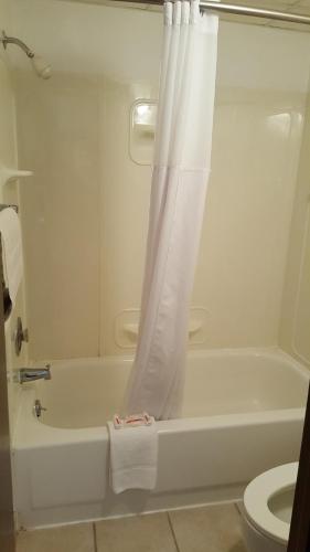 Ένα μπάνιο στο Knights Inn and Suites - Grand Forks