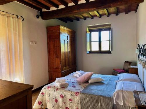 a bedroom with a bed with two pillows on it at Agriturismo Santa Maria in Pienza