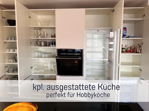SONNENTERRASSE - 3 Schlafzimmer, Whirlpool & Alpenblick - Perfekt für Romantik oder Familienurlaub mit Kind , Hund willkommen by FerienWohnenAmSee -にあるキッチンまたは簡易キッチン