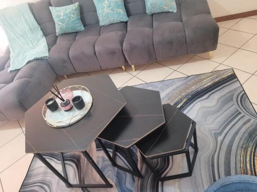 Een zitgedeelte bij Leonella Luxury Apartment