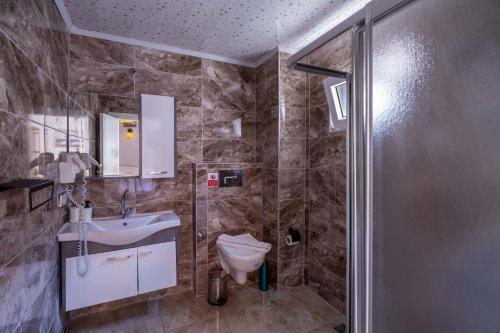 Koupelna v ubytování Larex Otel