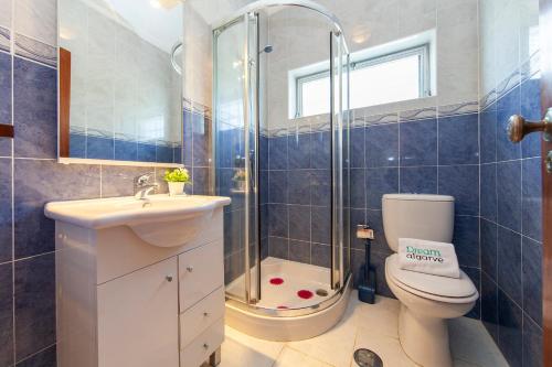 un bagno con doccia, WC e lavandino di B56 - Baluarte Cul de Sac Flat in Lagos a Lagos