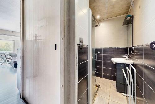 Elle comprend une petite salle de bains pourvue d'un lavabo et d'un comptoir. dans l'établissement T2 Leucate climatisé - Vue mer, piscine et plage, à Leucate-Plage