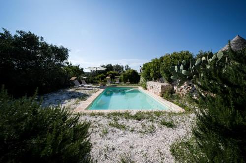 Piscina de la sau aproape de Trullo Melchiorre