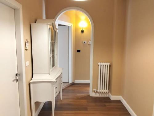 a hallway with a white dresser and an archway at Casa della Nonna Pasqua in Taranto